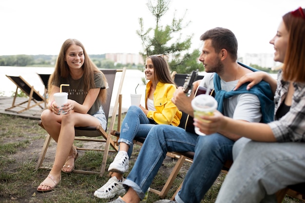 Amici che escono insieme da vicino