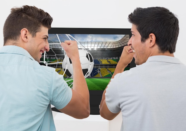 Amici che fanno il tifo mentre guardano la partita di calcio in televisione