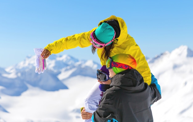 Amici che fanno selfie in alto in montagna