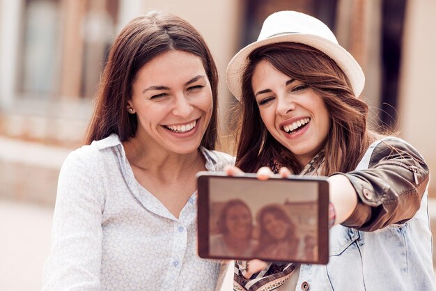 Amici che fanno selfie