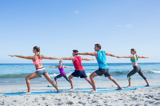 Amici che fanno yoga insieme al loro insegnante