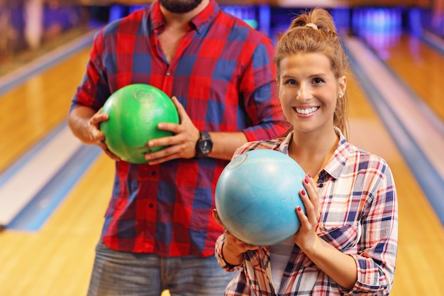 amici che giocano a bowling