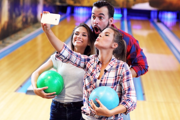 amici che giocano a bowling