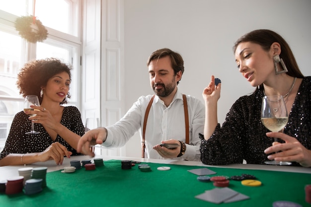 Amici che giocano a poker insieme