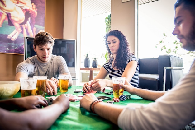 Amici che giocano a poker