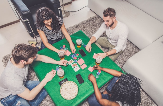 Amici che giocano a poker