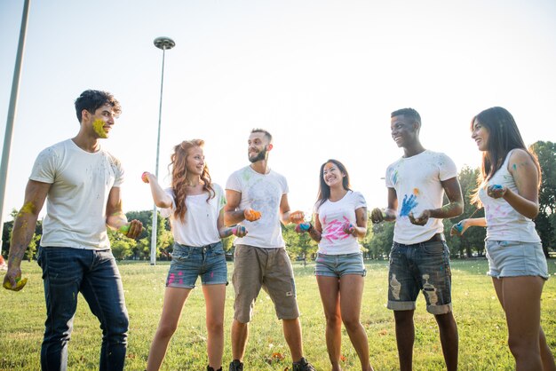 Amici che giocano con la polvere di holi