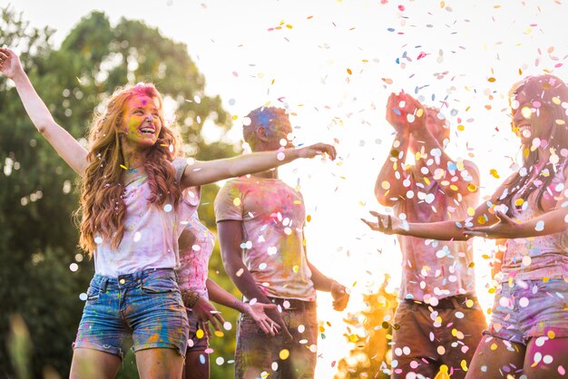 Amici che giocano con la polvere di holi