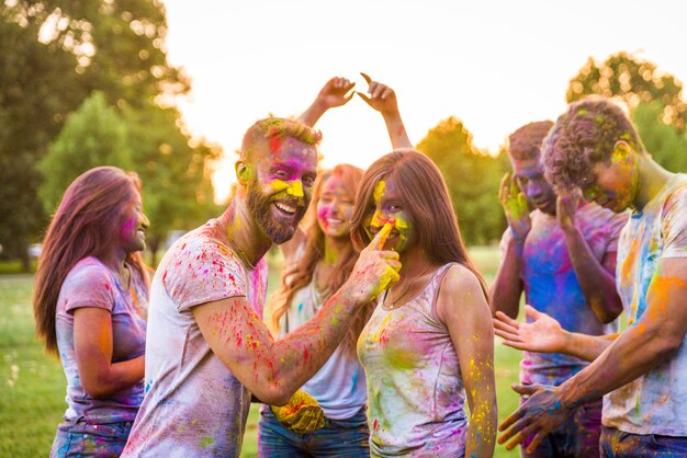 Amici che giocano con la polvere di holi