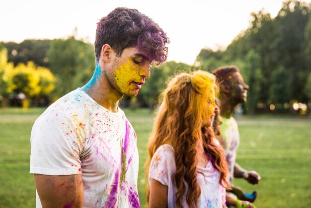 Amici che giocano con la polvere di holi