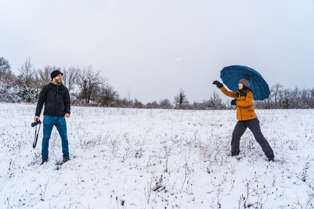 Amici che giocano con le palle di neve nella neve Neve nella città di Opakua vicino a Vitoria in Araba