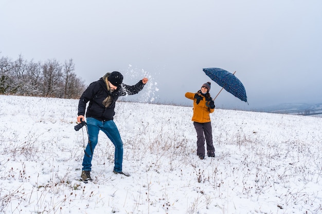 Amici che giocano con le palle di neve nella neve Neve nella città di Opakua vicino a Vitoria in Araba