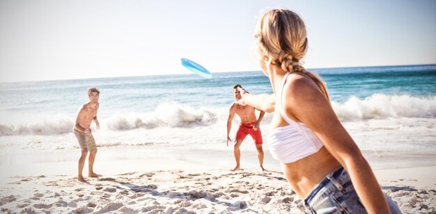 Amici che giocano con un frisbee