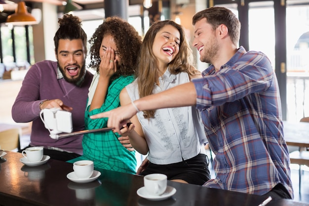 Amici che godono al caffè