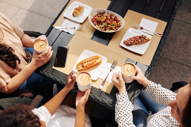 Amici che godono del cibo e della conversazione