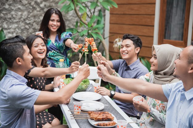 Amici che godono del pasto alla festa all'aperto