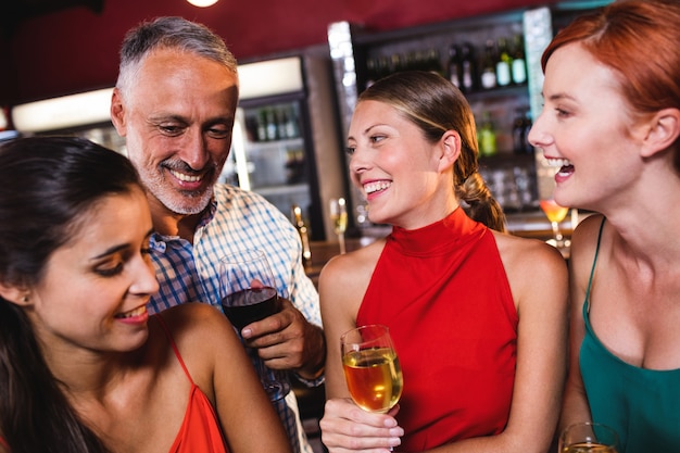 Amici che godono del vino in discoteca