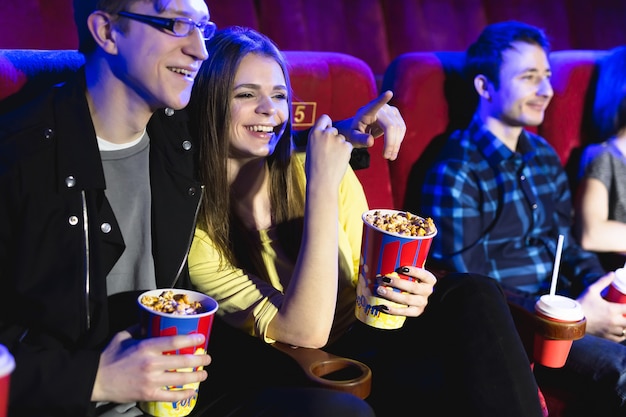 Amici che guardano film in un cinema