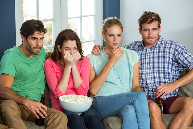 Amici che guardano la partita di calcio in televisione a casa