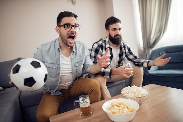 Amici che guardano la partita di calcio