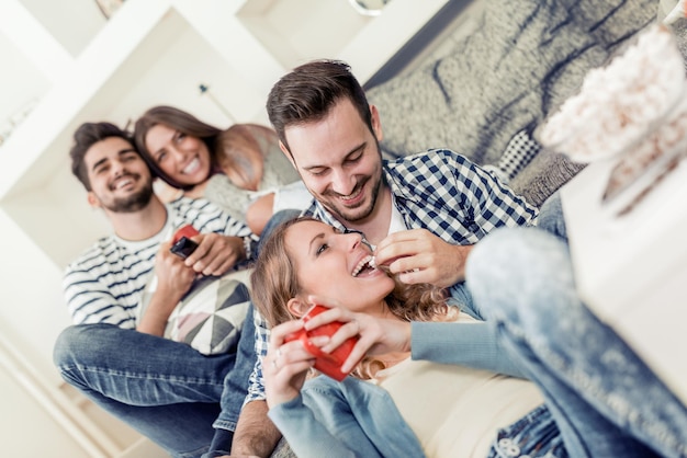 Amici che guardano la TV insieme a casa