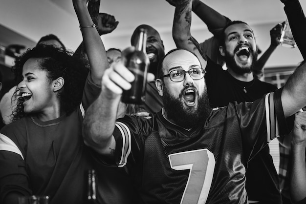 Amici che guardano sport in un bar