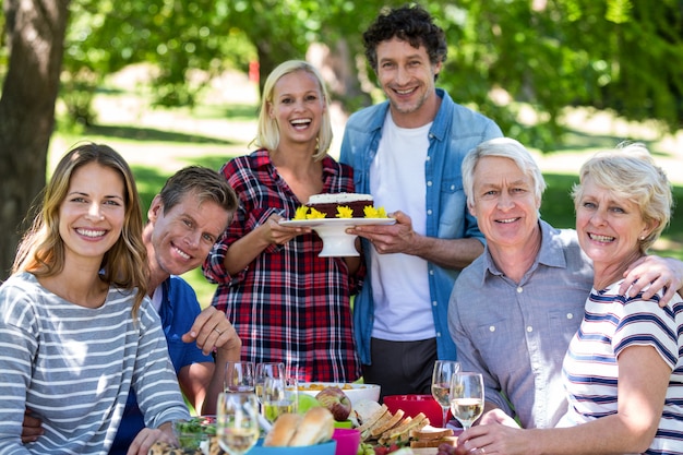 Amici che hanno un picnic con la torta