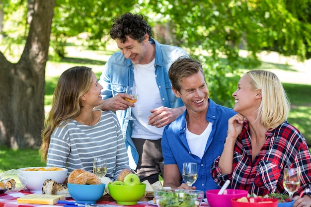 Amici che hanno un picnic con vino