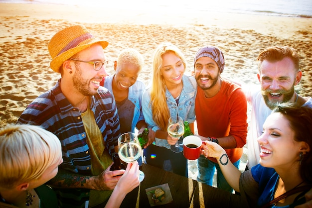 Amici che hanno una festa in spiaggia