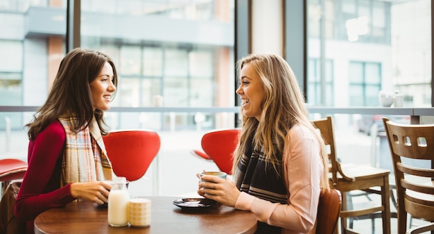 Amici che hanno una tazza di caffè