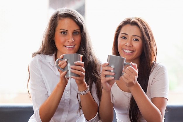 Amici che hanno una tazza di caffè