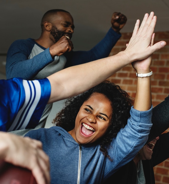 Amici che incoraggiano la lega sportiva insieme