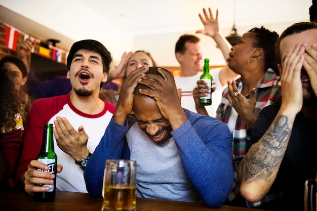 Amici che incoraggiano lo sport al bar insieme