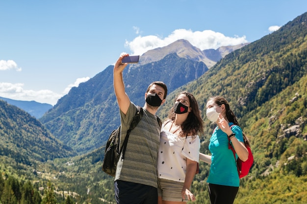 amici che indossano maschere e si fanno un selfie