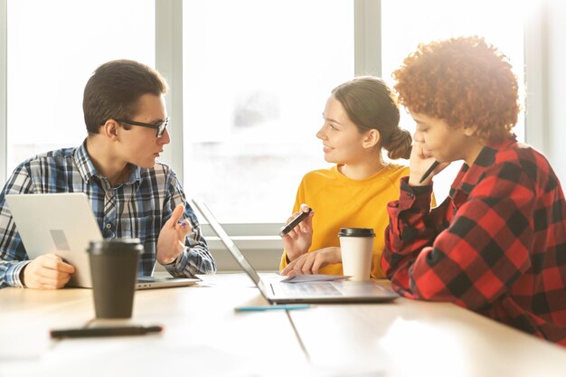 Amici che lavorano in ufficio