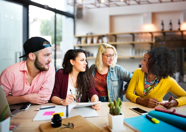 Amici che lavorano insieme nel progetto di gruppo