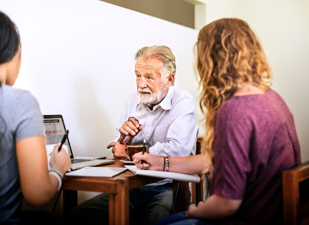 Amici che lavorano riunione di discussione che divide concetto di idee