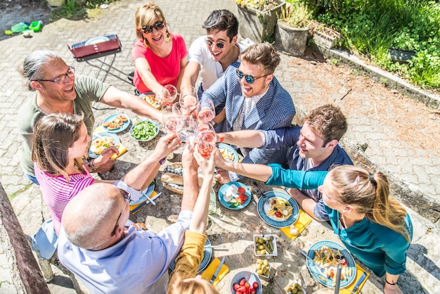 Amici che mangiano ad un barbecue grill party