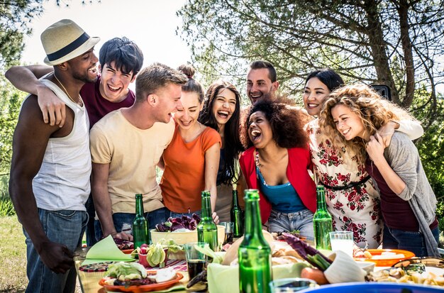 Amici che mangiano al picnic