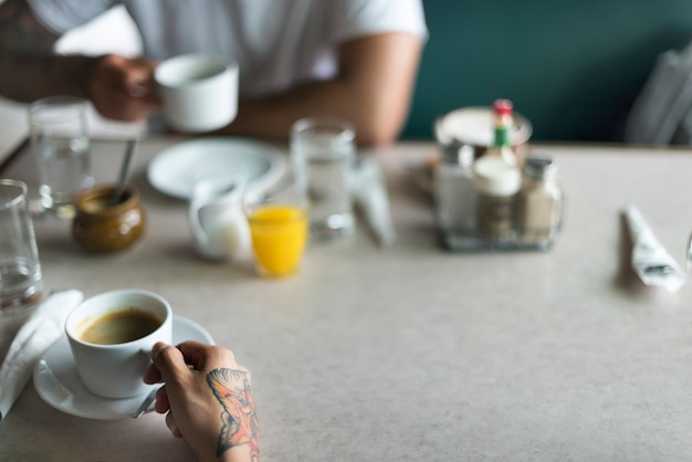 Amici che mangiano caffè in un caffè