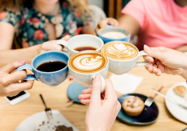 Amici che mangiano caffè insieme