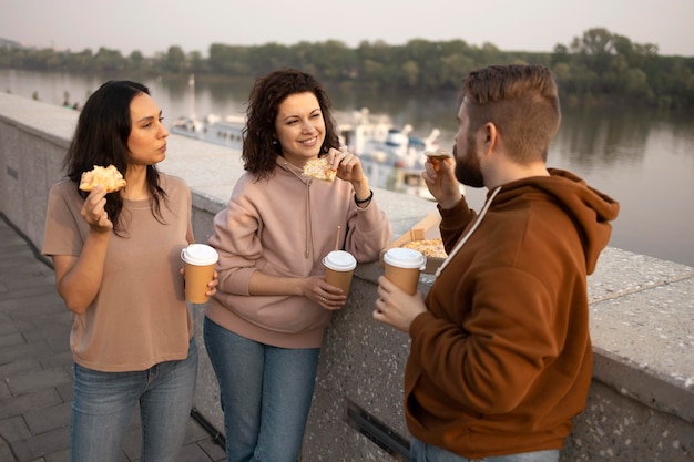 Amici che mangiano cibo da strada