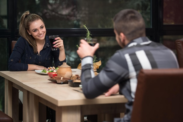 Amici che mangiano in un ristorante e sembrano felici