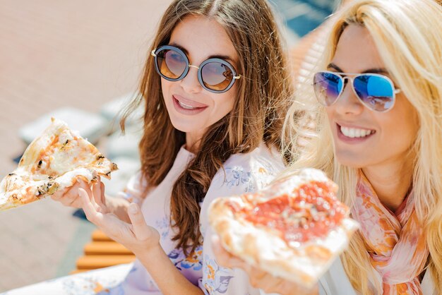 Amici che mangiano pizza