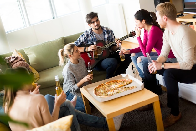 Amici che mangiano pizza