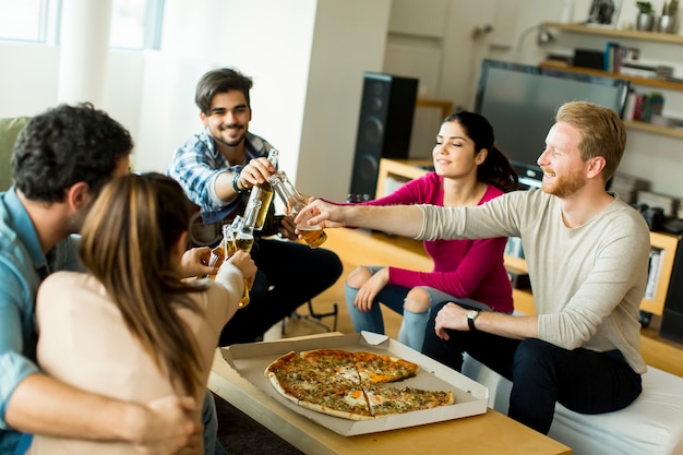 Amici che mangiano pizza