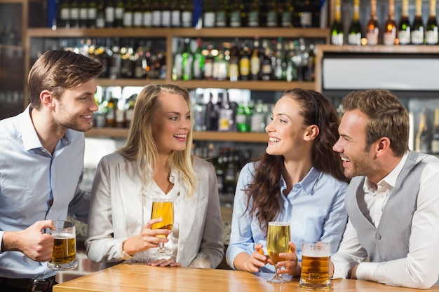 Amici che parlano mentre si tiene la birra