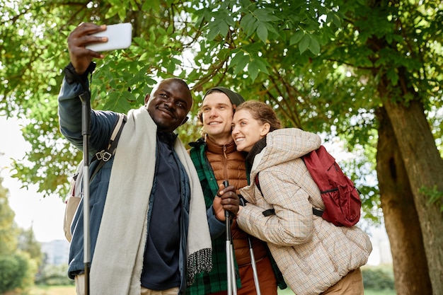 Amici che prendono selfie in natura