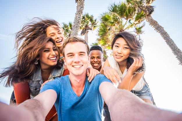 Amici che prendono selfie