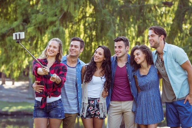 Amici che prendono un selfie in un parco